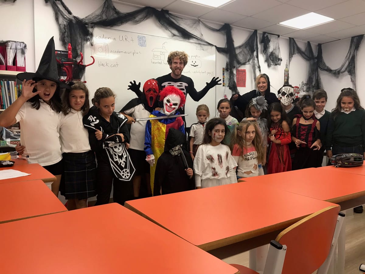 Alumnos y profesores de Academia UR+ disfrazados en la fiesta de Halloween