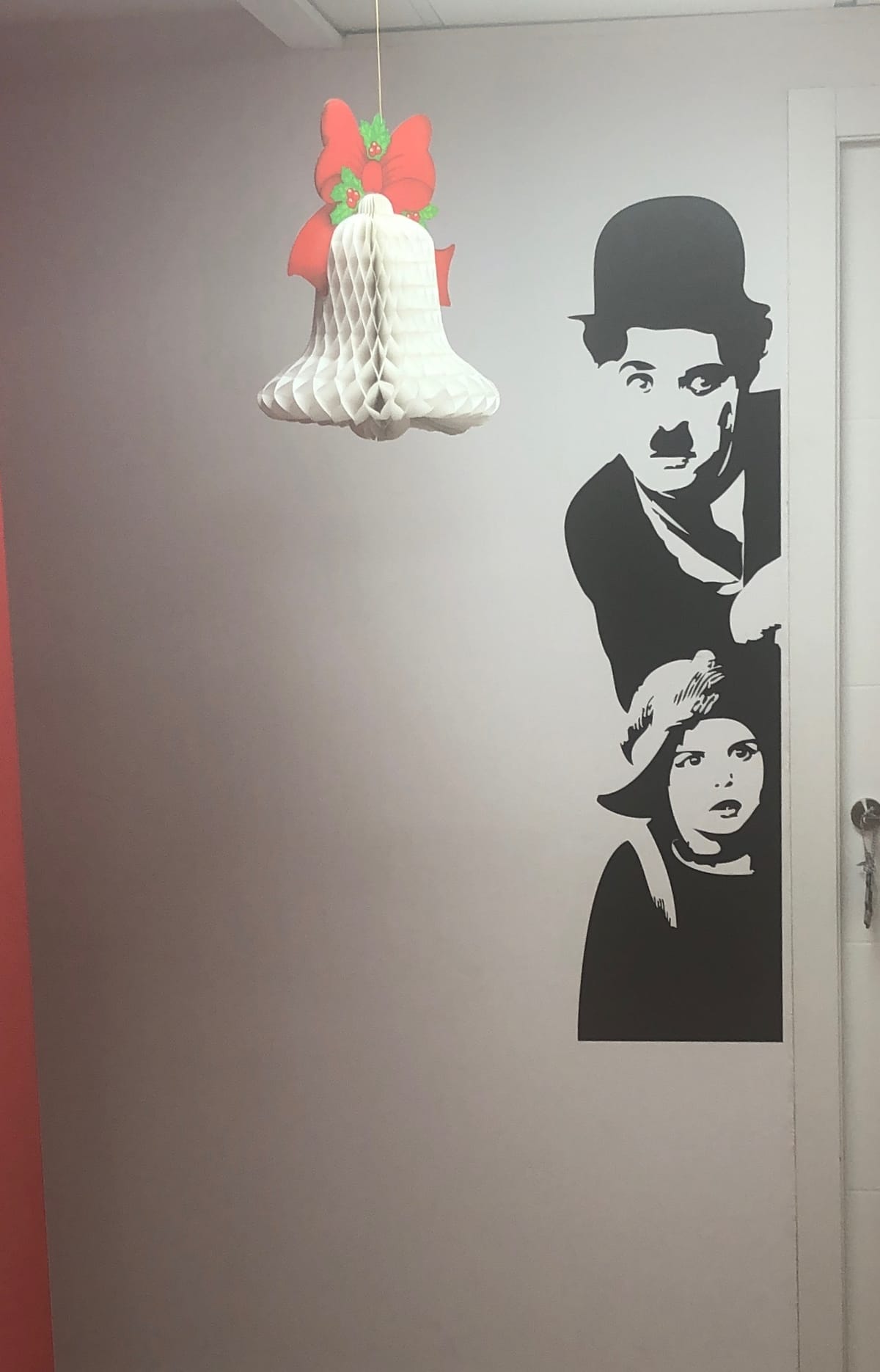 Pasillo y zona de espera de la academia de inglés UR+ en Valencia